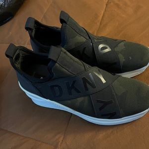 DKNY PLATFORM SNEAKERS